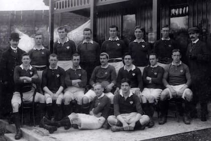 Formación de Escocia para un partido frente a Irlanda, en el año 1900, con John Argentine Campbell en el equipo del cardo; ese 0 a 0 incluyó la primera participación de un argentino en un test match.