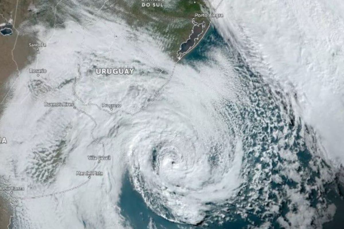 Formación de un ciclón extratropical cerca de Uruguay