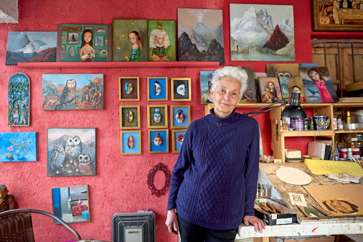 Formada en la Universidad Nacional de Cuyo, su obra se caracteriza por la fusión de técnicas y lenguajes visuales, con una estética que mezcla lo onírico, lo popular y lo simbólico