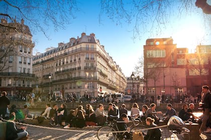 Formar parte de las comunidades argentinas en el exterior es fundamental para el primer momento pero después conviene acercarse a locales para no perderse los códigos