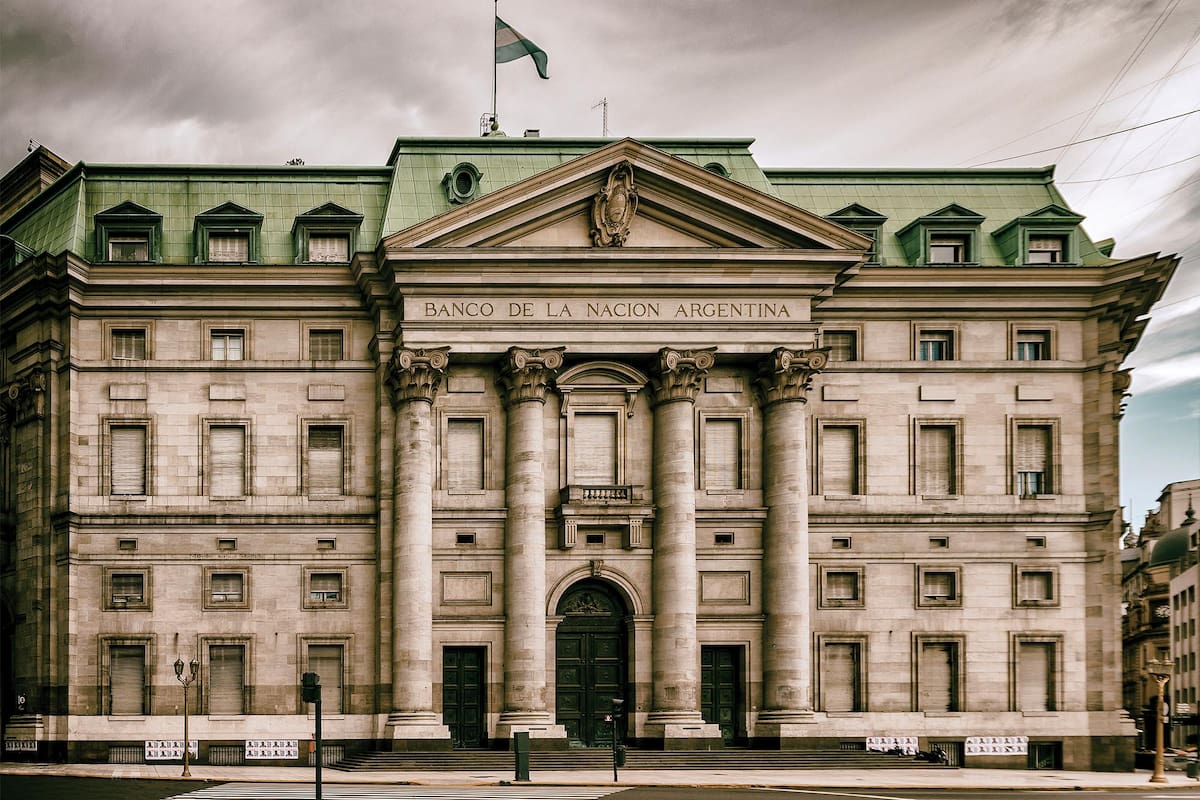 Formas clásicas y proporciones académicas, así se diseñó la sede bancaria más grande del país.