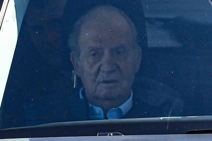 Former king of Spain Juan Carlos I (L) sits in a car after disembarking upon his arrival at the Peinador airport in Vigo, in northwestern Spain, on April 19, 2023 before heading to the Galician town of Sanxenxo to attend in a regatta. - The 85-year-old Spain's disgraced former king Juan Carlos returned home on April 19 to attend a regatta, for only the second time since he moved to Abu Dhabi in 2020 amid fraud investigations. (Photo by MIGUEL RIOPA / AFP)