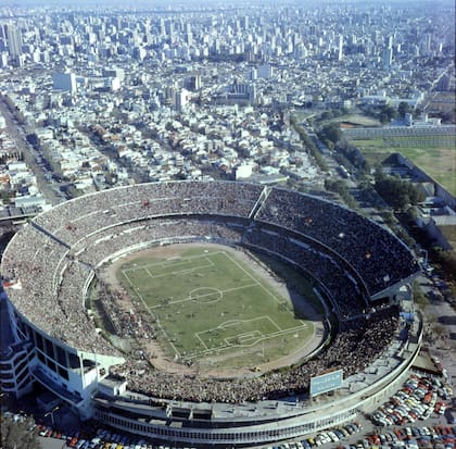 Formidable toma aérea del Monumental el 17 de agosto de 1975, en el festejo del título Metroplitano de River ante Racing Club