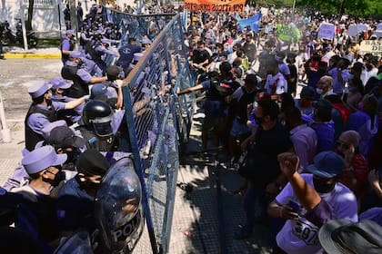 Formosa ya lleva tres días seguidos de marchas y choques con las fuerzas policiales en protesta por la vuelta a la fase 1 de cuarentena y por el tratamiento a las personas contagiadas