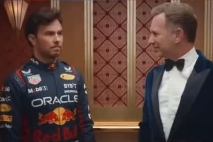 Sergio "Checo" Pérez y Christian Horner en el ascensor de un edificio de Las Vegas; como actor, el jefe de equipo de Red Bull es mejor que el piloto de Fórmula 1...