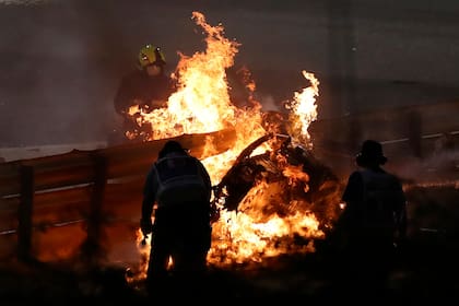 El auto de Romain Grosjean en llamas durante el Gran Premio de Bahrein en 2020