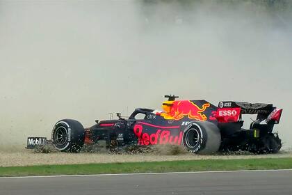 El pinchazo de Verstappen, que era 2° cuando faltaban 11 vueltas.