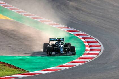 Valtteri Bottas tratando de gobernar al Mercedes sobre "la pista de patinaje"