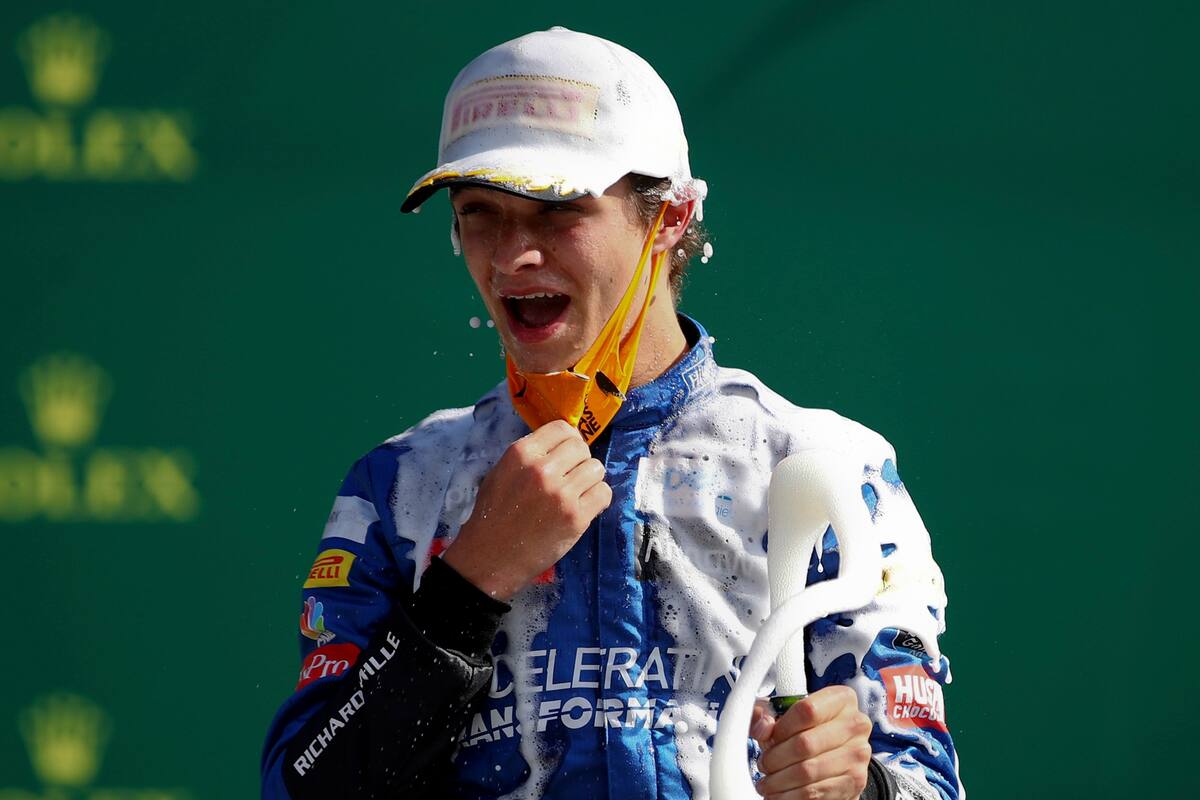 Fórmula Uno F1 - Gran Premio de Austria - Red Bull Ring, Spielberg, Estiria, Austria - 5 de julio de 2020 McLarens Lando Norris celebra con champán en el podio después de terminar tercero, mientras la F1 se reanuda tras el brote de la enfermedad del coronavirus (COVID-19)