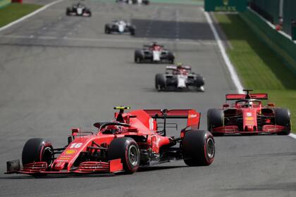 Fórmula Uno F1 - Gran Premio de Bélgica - Spa-Francorchamps, Spa, Bélgica - 30 de agosto de 2020 Ferraris Charles Leclerc y Sebastian Vettel en acción durante la carrera.