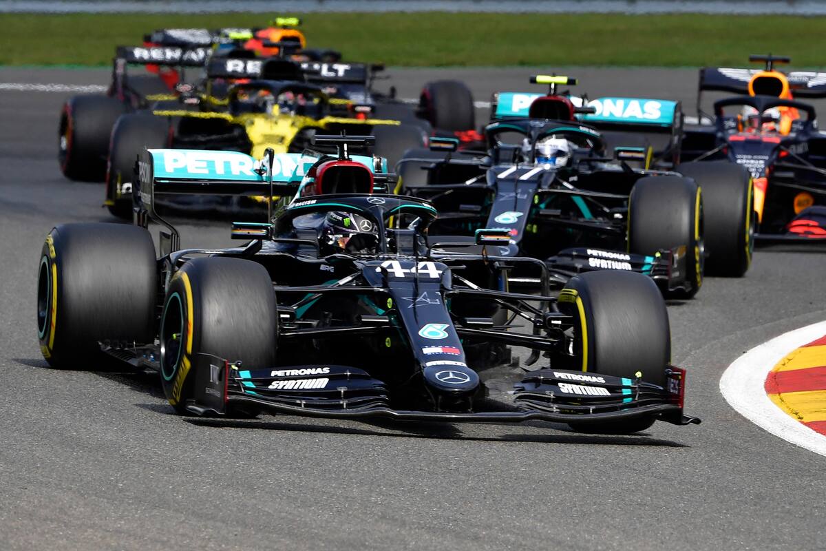Fórmula Uno F1 - Gran Premio de Bélgica - Spa-Francorchamps, Spa, Bélgica - 30 de agosto de 2020 Lewis Hamilton y Valtteri Bottas de Mercedes en acción al comienzo de la carrera