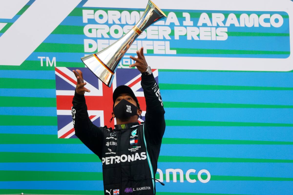Fórmula Uno F1 - Gran Premio de Eifel - Nurburgring, Nurburg, Alemania - 11 de octubre de 2020 Lewis Hamilton de Mercedes celebra con un trofeo en el podio después de ganar.