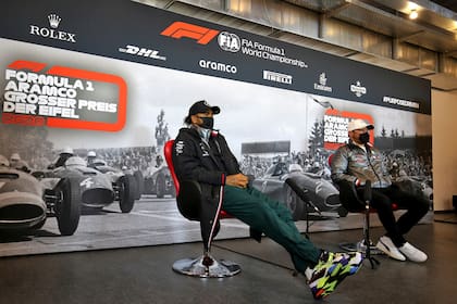 Fórmula Uno F1 - Gran Premio de Eifel - Nurburgring, Nurburg, Alemania - 8 de octubre de 2020 Lewis Hamilton de Mercedes con una máscara protectora durante una conferencia de prensa antes del Gran Premio de Eifel.