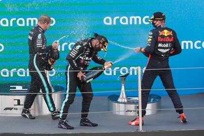 Lewis Hamilton, ganador de Mercedes, celebra en el podio con Max Verstappen de Red Bull, segundo clasificado, y Valtteri Bottas tercero.