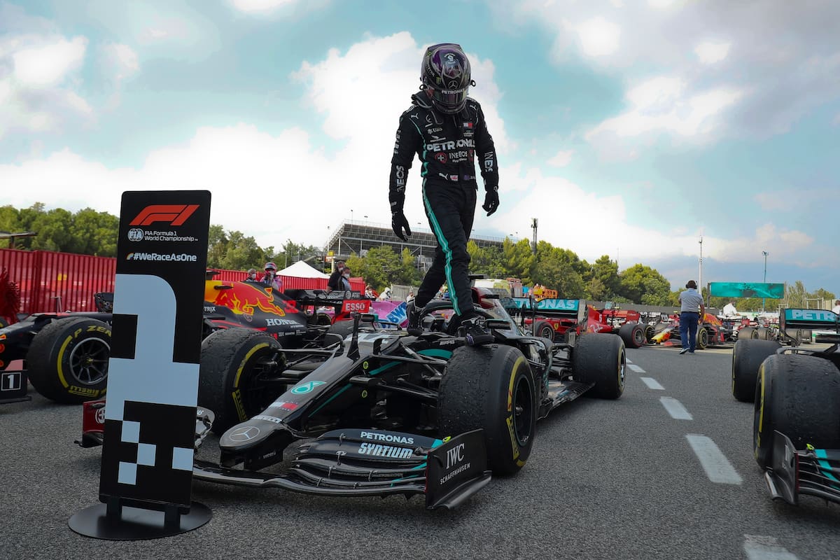 Fórmula Uno F1 - Gran Premio de España - Circuito de Barcelona-Catalunya, Barcelona, España - 16 de agosto de 2020 Lewis Hamilton de Mercedes sale del auto después de ganar la carrera.