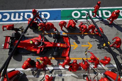 La Ferrari de Charles Leclerc, en una parada técnica en boxes durante la clasificación en Moza