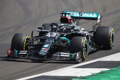 Lewis Hamilton de Mercedes en acción durante la carrera