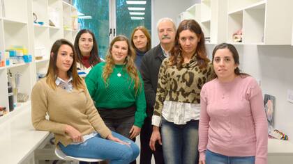 Fornés junto a integrantes del Laboratorio de Investigaciones Andrológicas del Instituto de Histología y Embriología de Mendoza