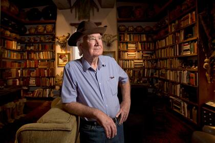 Forrest Fenn guardó un cofre con monedas de oro y joyas por un valor de más de dos millones de dólares en algún punto de la cadena montañosa, y ahora, con su fallecimiento, el misterio continuará