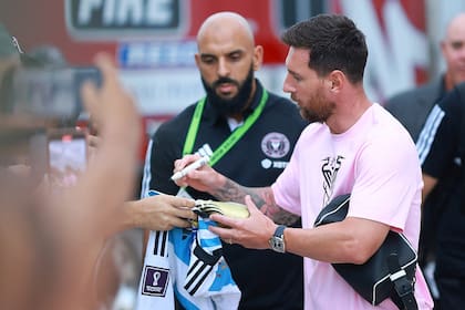 FORT LAUDERDALE, FLORIDA - AUGUST 02: Lionel Messi #10 of Inter Miami CF signs autographs prior to the Leagues Cup 2023 Round of 32 match between Orlando City SC and Inter Miami CF at DRV PNK Stadium on August 02, 2023 in Fort Lauderdale, Florida.   Hector Vivas/Getty Images/AFP (Photo by Hector Vivas / GETTY IMAGES NORTH AMERICA / Getty Images via AFP)