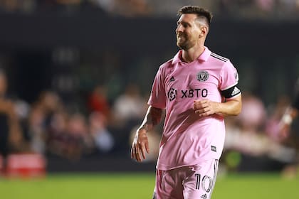 FORT LAUDERDALE, FLORIDA - AUGUST 30: Lionel Messi #10 of Inter Miami CF reacts in the first half during a match between Nashville SC and Inter Miami CF at DRV PNK Stadium on August 30, 2023 in Fort Lauderdale, Florida.   Megan Briggs/Getty Images/AFP (Photo by Megan Briggs / GETTY IMAGES NORTH AMERICA / Getty Images via AFP)