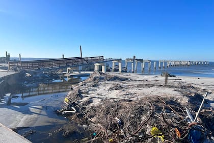 Fort Myers Beach es una de las localidades que más sufrió el impacto del huracán Ian, ahora los residentes han comenzado a regresar para evaluar los daños