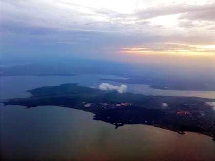 Foto aérea de la ciudad de Entebbe y el Aeropuerto Internacional de Entebbe durante una puesta de sol