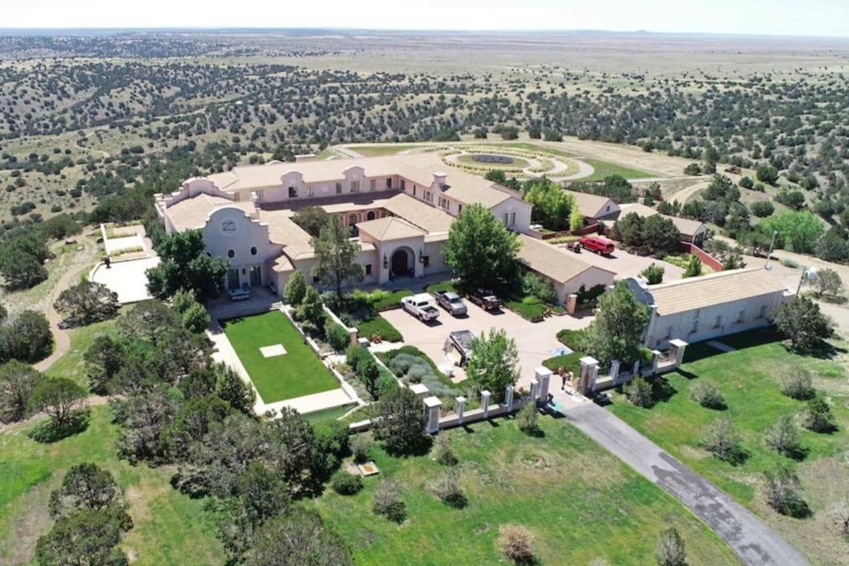 Foto aérea de Zorro Ranch, conocido localmente como el "rancho playboy" fue adquirido por Epstein en 1993