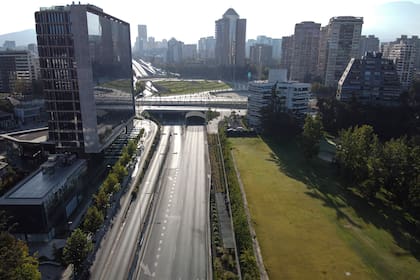 Foto aérea tomada el 27 de marzo de 2020 de la vacía avenida Kennedy en Santiago, Chile, en medio de una semana de confinamiento total contra la propagación del nuevo coronavirus