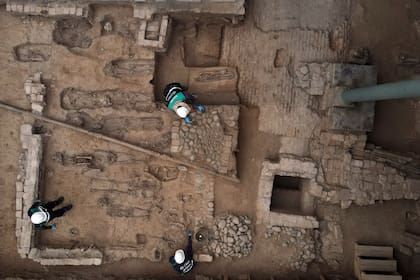 Foto cenital de los cimientos del edificio que albergaba el antiguo Hospital Real de San Andrés en el centro de Lima, Perú