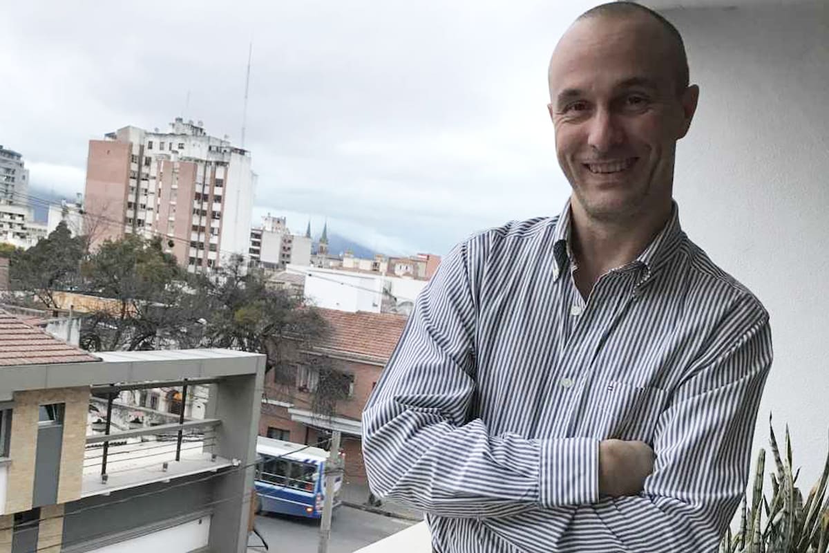 Foto: Christopher Vrooman, en su casa de Salta.