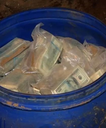 Foto completa del hallazgo de dinero que habría sido enterrado por Pablo Escobar (Foto: Reddit)