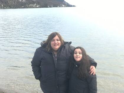 Foto con su hija. Mery llegó a pesar 140 kilos.