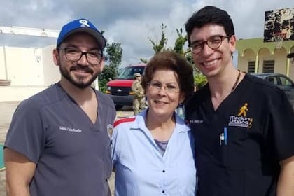 Foto de 2018 en una de las clínicas de salud en Orocovis, Puerto Rico visitando a los médicos con los que colaboró después del huracán Maria. Créditos: X anovellomd