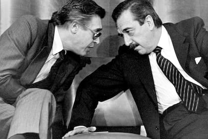 Juan Sourrouille, Ministro de Economía, y el presidente Raúl Alfonsín, creadores del Plan Austral