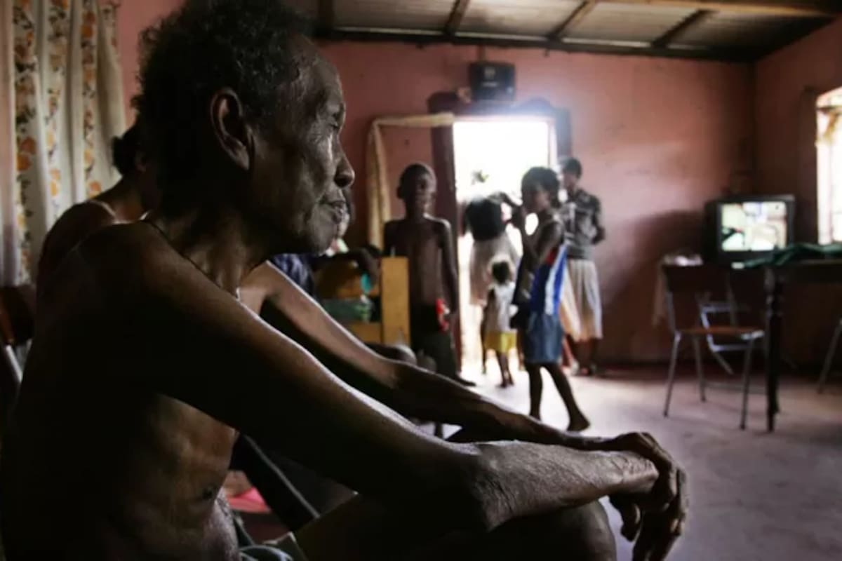Foto de archivo de Louis Onesime, refugiado de Chagos en territorio de Mauricio, en un hogar compartido por más de 20 miembros de la familia. Muchos chagosianos se quejan de condiciones de miseria