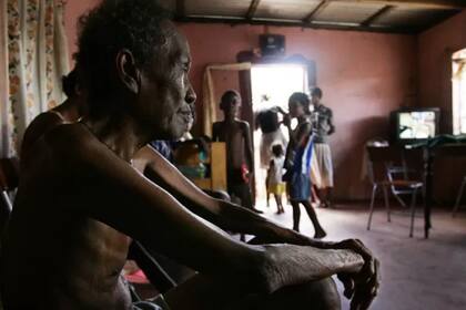 Foto de archivo de Louis Onesime, refugiado de Chagos en territorio de Mauricio, en un hogar compartido por más de 20 miembros de la familia. Muchos chagosianos se quejan de condiciones de miseria