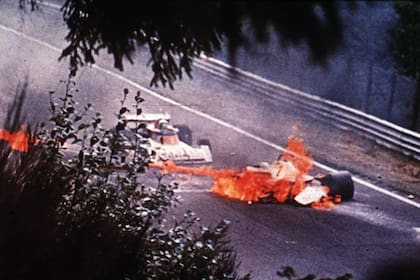El 1 de agosto de 1976, Niki Lauda sufrió un grave accidente en Nürburgring, que dejó quemaduras en su rostro y daños pulmonares, pero regresó a competir solo 42 días después