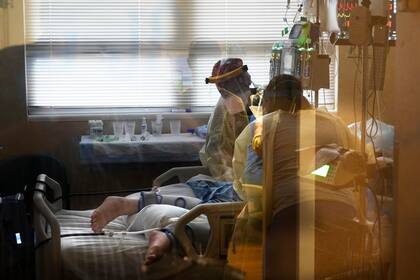 Foto de archivo del 18 de agosto de 2021 de personal médico atendiendo a un paciente con coronavirus, en una sala de COVID-19 del Centro Médico Willis-Knighton en Shreveport, Luisiana. (AP Foto/Gerald Herbert, Archivo)