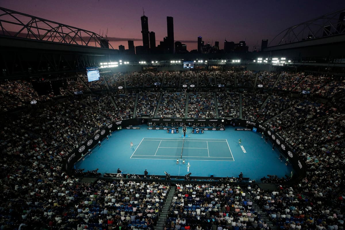 foto de archivo del 2 de febrero de 2020, el serbio Novak Djokovic, a la derecha, juega contra el austriaco Dominic Thiem en el Rod Laver Arena en la final masculina individual en el campeonato de tenis del Abierto de Australia en Melbourne, Australia