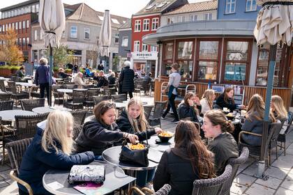 Foto de archivo del 21 de abril de 2021, de comensales afuera de un restaurante para servicio al aire libre en Roskilde, Dinamarca, mientras reabran cafés y bares. (Claus Bech/Ritzau Scanpix via AP, Archivo)