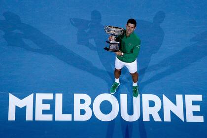 El último vencedor: Novak Djokovic sostiene la Copa Norman Brookes después de derrotar a Thiem en la final