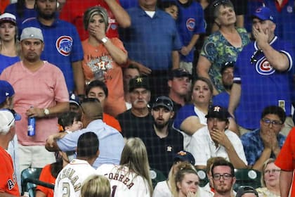 Foto de archivo del miércoles 29 de mayo de 2019, cuando la nena es llevada desde la tribuna después de recibir el impacto de una pelota de los Chicago Cubs.