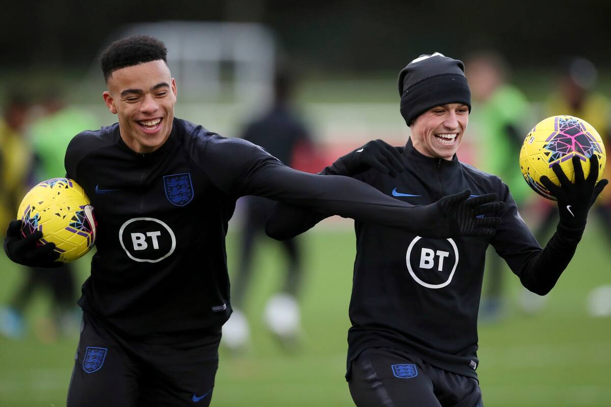 FOTO DE ARCHIVO: Fútbol - Clasificación Euro Sub 21 - Entrenamiento Inglaterra Sub 21 - St. Georges Park, Burton upon Trent, Gran Bretaña - 11 de noviembre de 2019. Los ingleses Phil Foden y Mason Greenwood durante el entrenamiento.