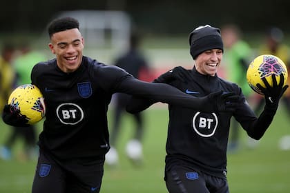 FOTO DE ARCHIVO: Fútbol - Clasificación Euro Sub 21 - Entrenamiento Inglaterra Sub 21 - St. Georges Park, Burton upon Trent, Gran Bretaña - 11 de noviembre de 2019. Los ingleses Phil Foden y Mason Greenwood durante el entrenamiento.