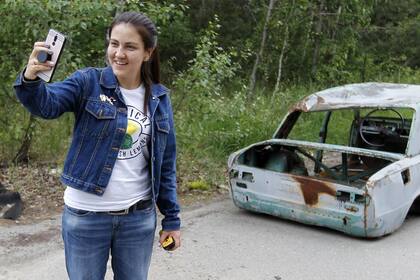 Foto de archivo: una turista posa en la zona de exclusión de Chernóbil en la ciudad abandonada de Pripyat este mes.