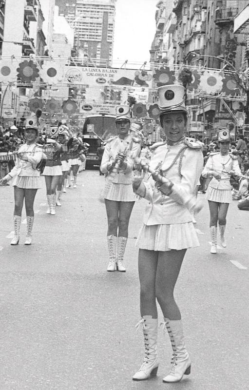 Imagen captada el 21 de septiembre de 1986 durante el desfile de carrozas por la Avenida Santa Fe por el Día de la Primavera.