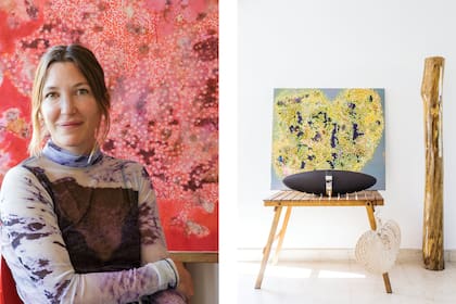Catalina White es una joven artista de la galería online Diderot.Art. Detrás de ella, su cuadro de la serie ‘Poética de la Estepa (corazón)’. Escultura de tronco de roble (Elevate) y parlante ‘Zeppelin’ (Bowers & Wilkins).