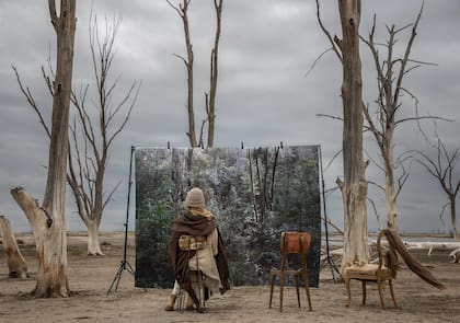 Foto de Claudia Behrensen con el paisaje de Villa Epecuén
