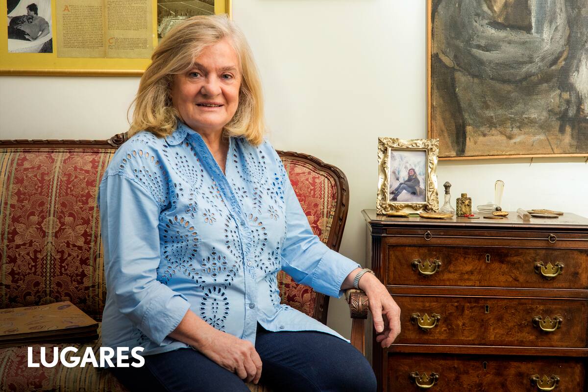 Luisa Zuberbuhler en su departamento, rodeada de las fotos de sus viajes.